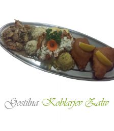 Mesna plošca za 2 osebi, Gostilna Koblarjev zaliv, Kamnica (Vrednostni bon, izvajalec storitev: MATEJA KOBLAR S.P. - GOSTILNA KOBLAR)