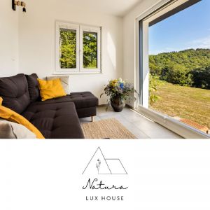 Dvodnevni najem (Vrednostni bon, izvajalec storitev: RHEA DOM, NEPREMIČNINSKO POSREDOVANJE, D.O.O.) ekskuzivne počitniške hiše z zasebnim wellnesom, LUX HOUSE NATURA, Krška vas